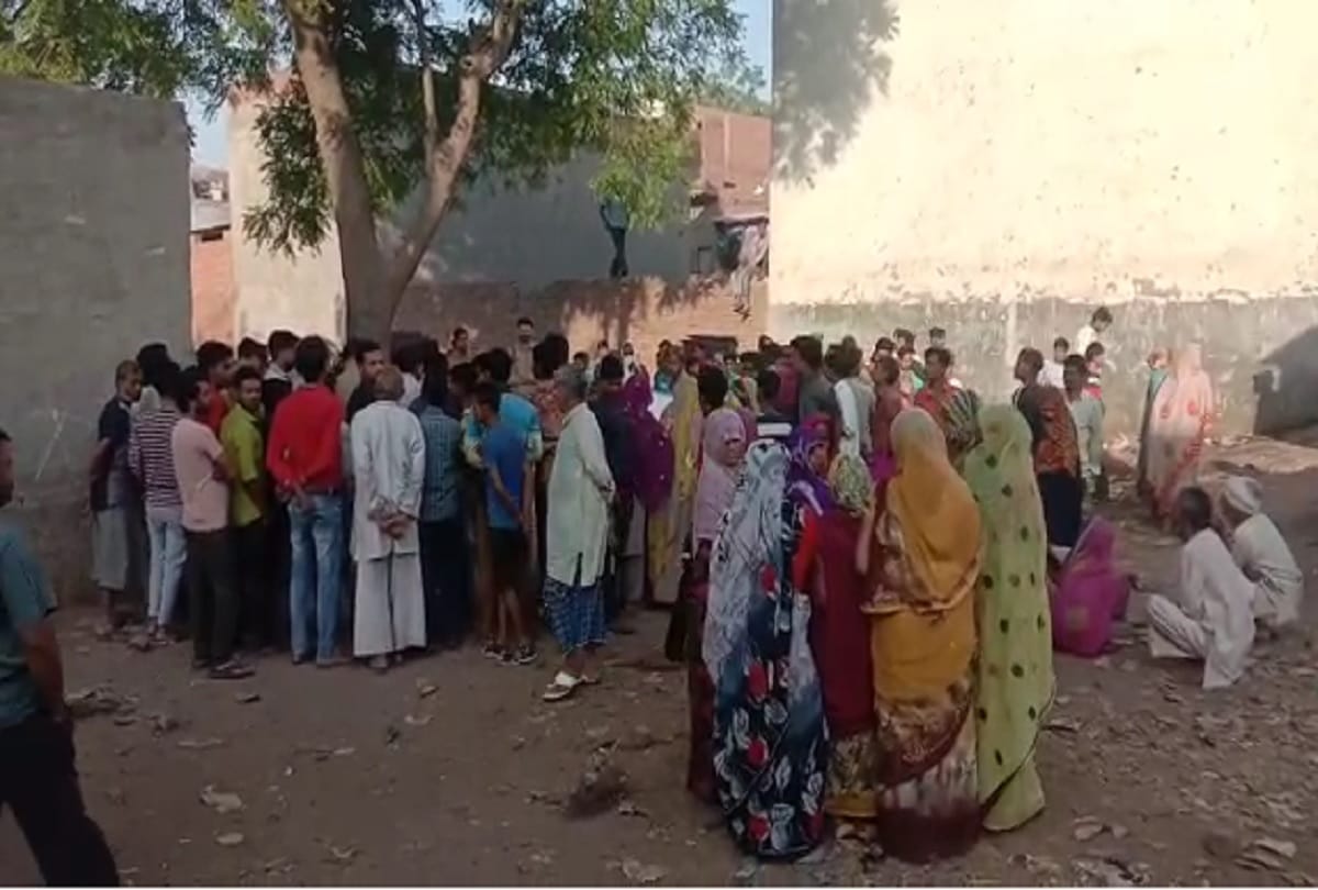 father and two year old daughter dead body Found in Aligarh