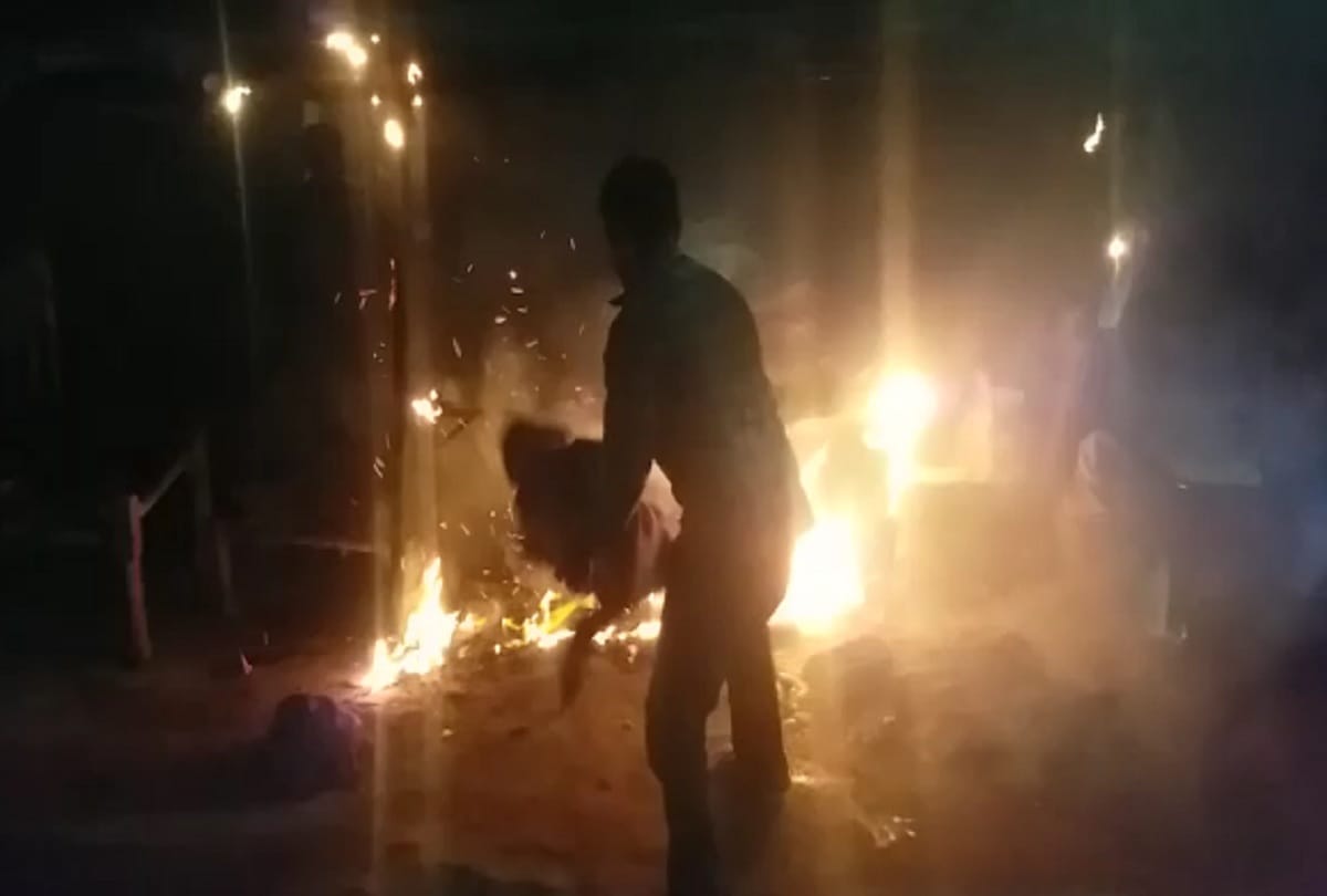 Huge fire in huts at Aligarh of uttar pradesh