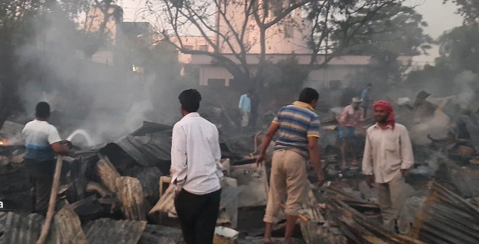 700 slums of village Nathupura caught fire