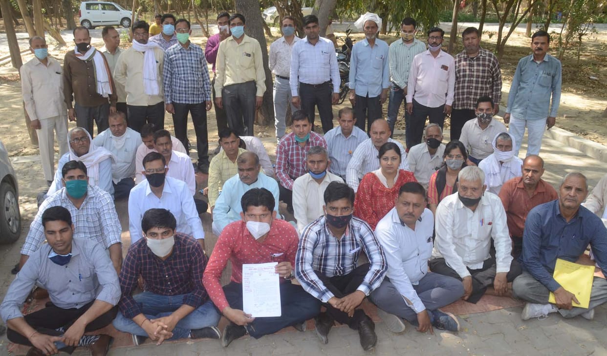 Tehsils and block workers come face to face, controversy deepens