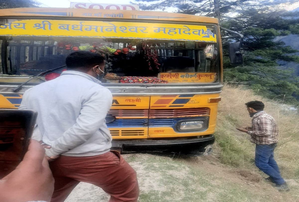 more than 40 passengers narrowly escaped after uncontrolled bus tyre slip out from roadin kullu himachal