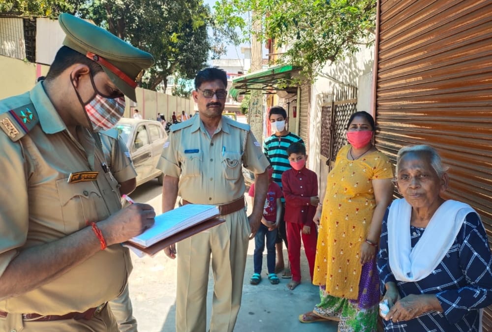 A woman got looted by a man in gajipur thana in Lucknow.