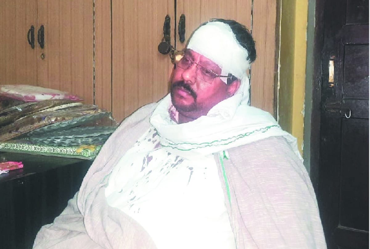 Noida Merchant Merchant beaten in market for not giving extortion money in noida dadri see photos