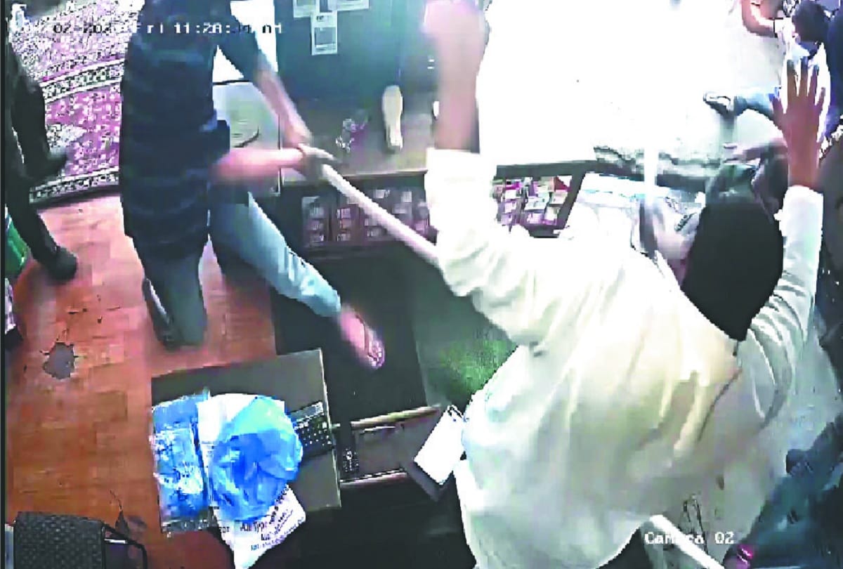 Noida Merchant Merchant beaten in market for not giving extortion money in noida dadri see photos