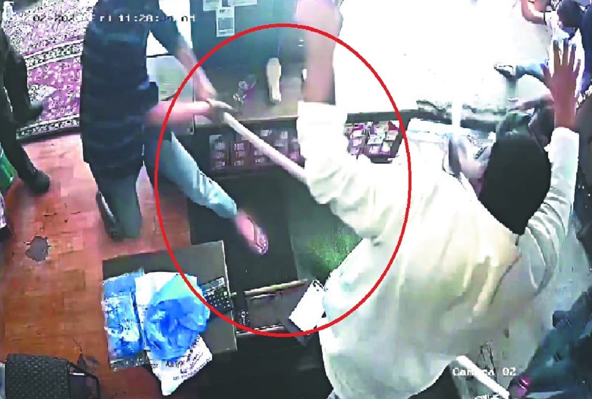 Noida Merchant Merchant beaten in market for not giving extortion money in noida dadri see photos