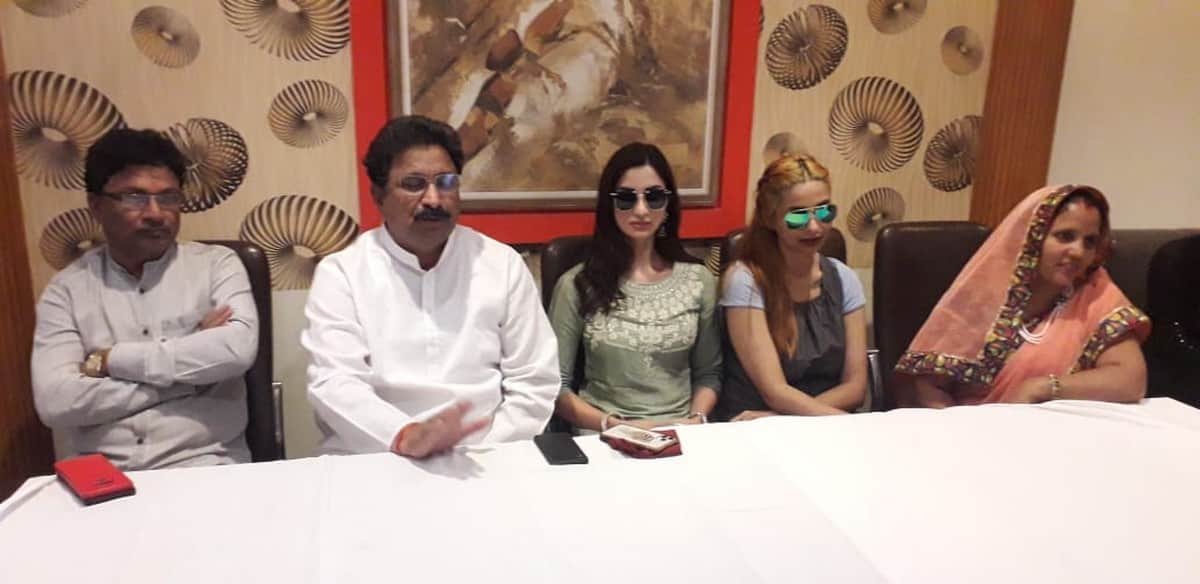 up panchayat chunav 2021: bollywood model deeksha singh will contest panchayat chunav election in jaunpur