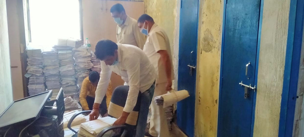 Re-registration of two vehicles on fake documents, case was registered against the then SDM and clerk