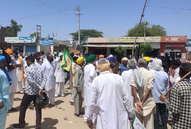 Farmers protest outside BJP Office at Fatehabad of Haryana