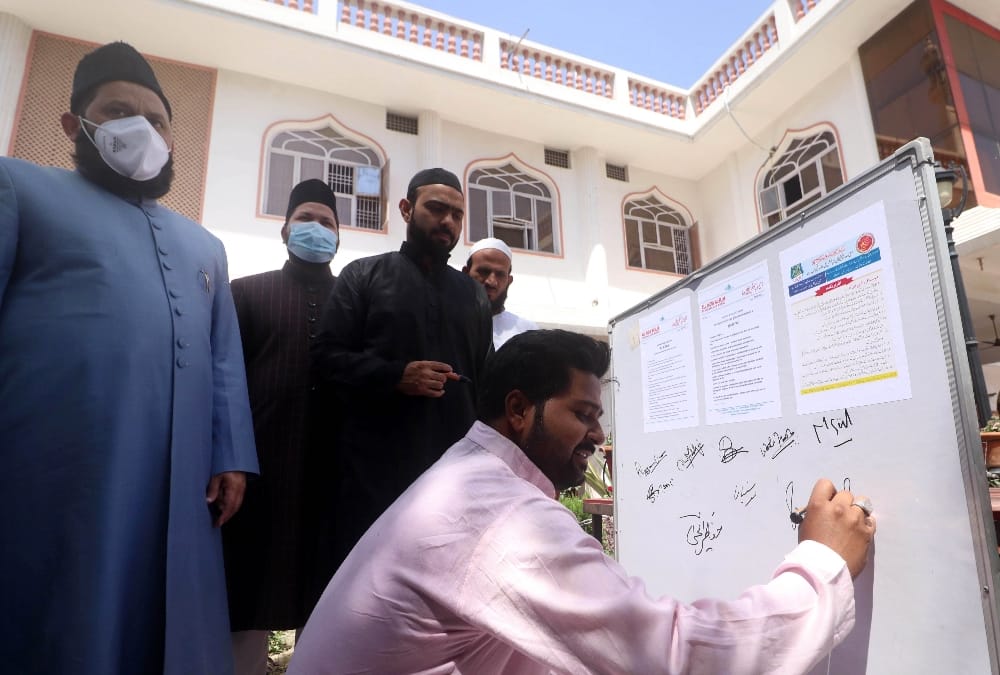 Muslims signed in ikrarnama in Lucknow.
