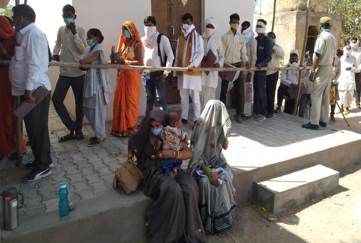 up panchayat chunav 2021: candidates violates guidelines of covid during nomination in agra