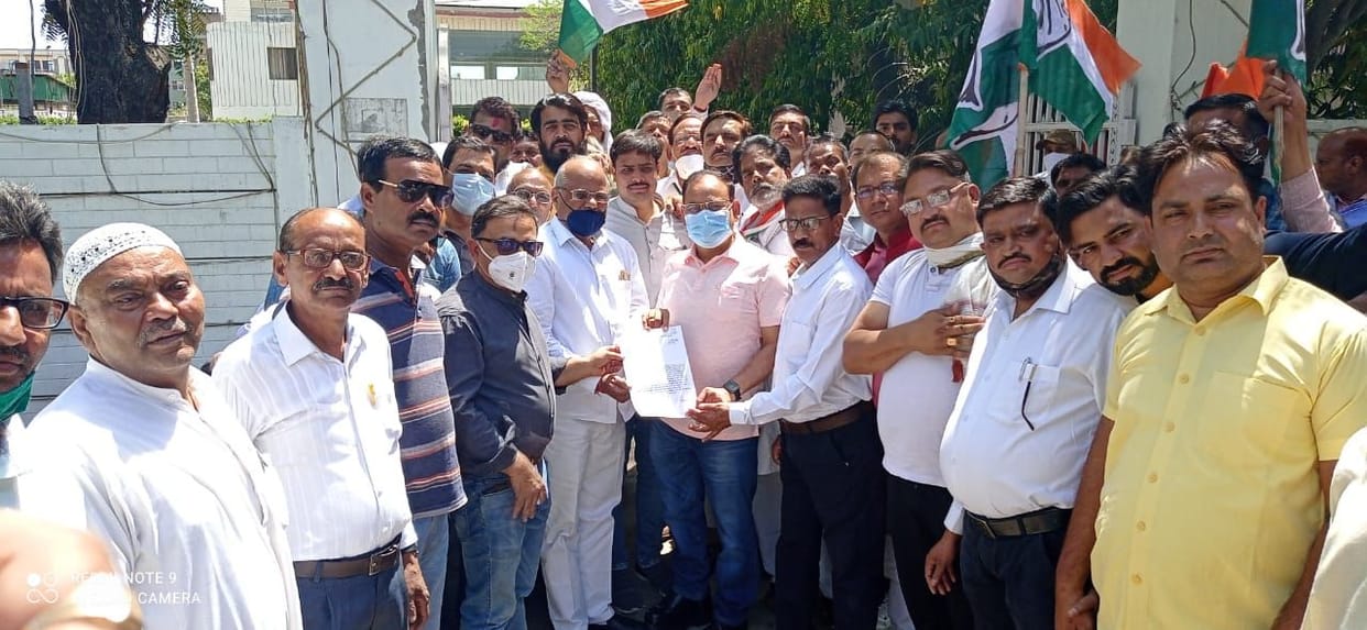 congress leader protested for closing school,  gave memorandu to reopens