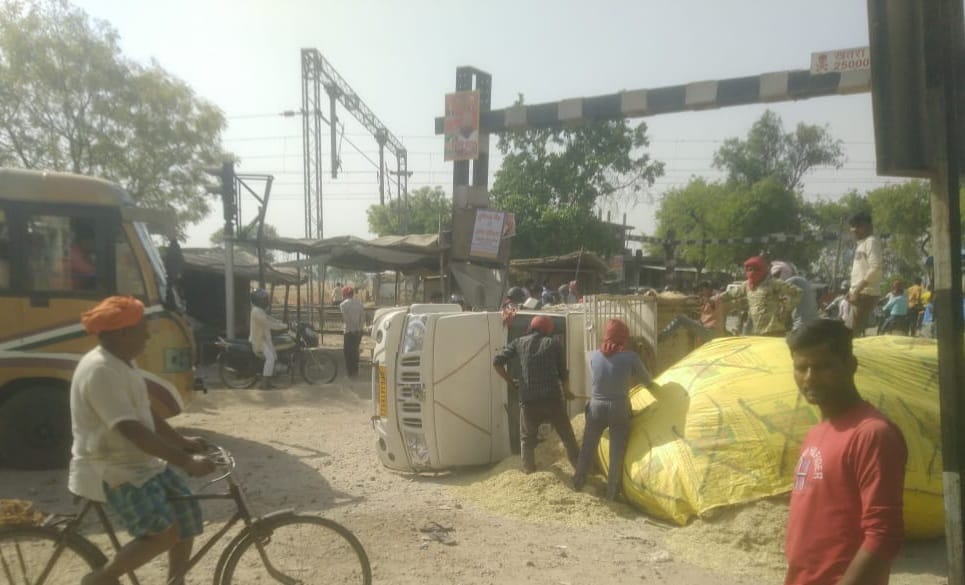 Uncontrolled pickup overturns in Chandauli for an hour