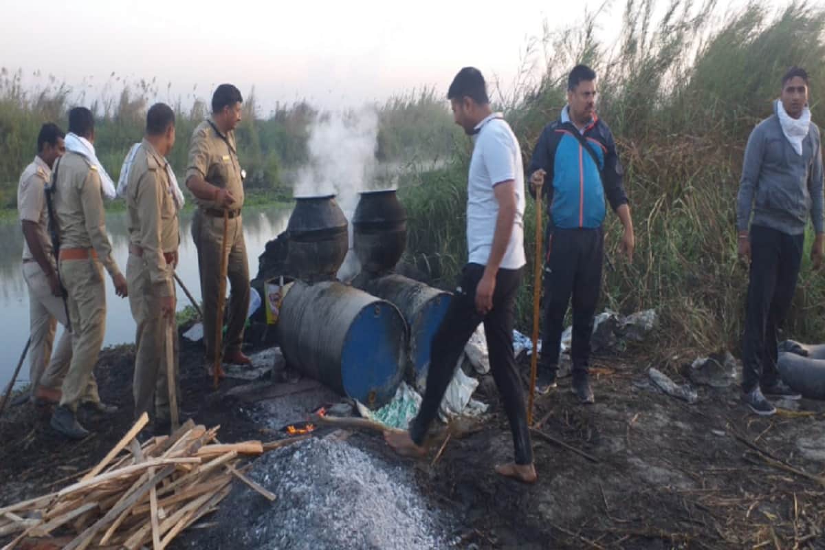 Panchayat Chunav: Hastinapur police raid in many village near ganga river and to destroy raw liquor and see photos