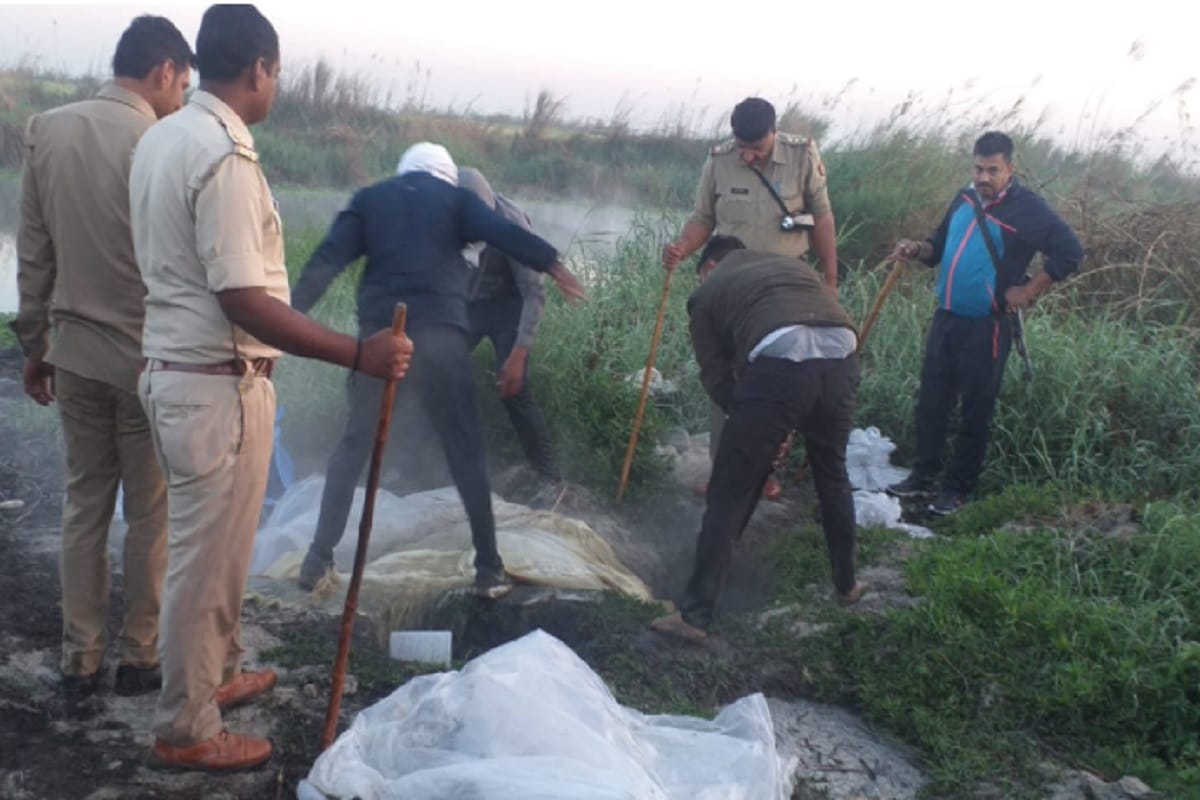 Panchayat Chunav: Hastinapur police raid in many village near ganga river and to destroy raw liquor and see photos