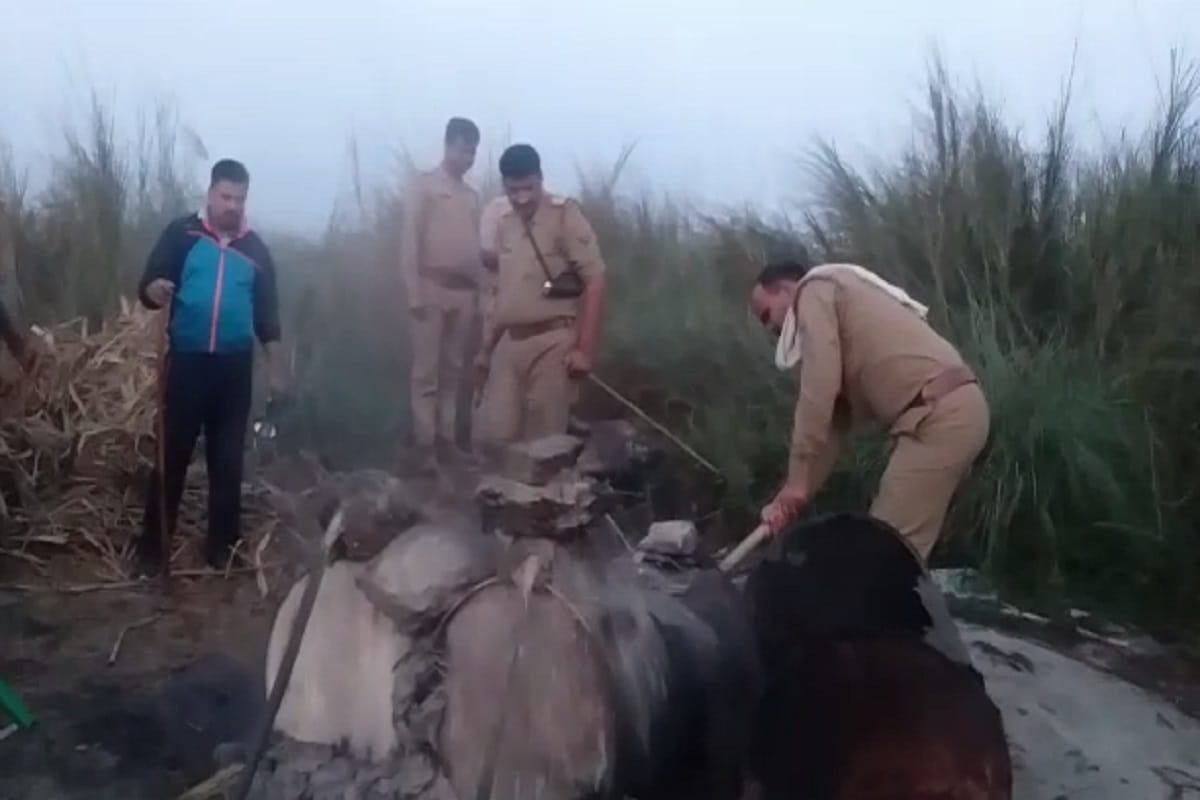 Panchayat Chunav: Hastinapur police raid in many village near ganga river and to destroy raw liquor and see photos