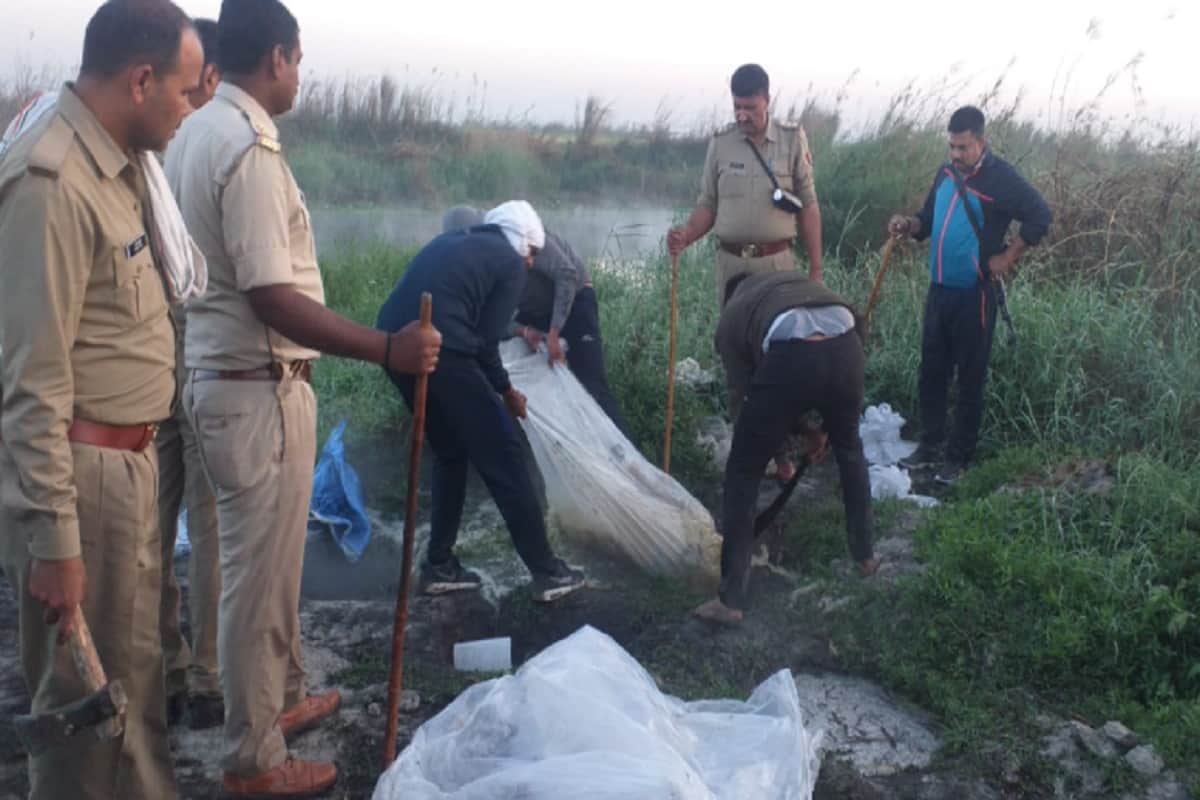 Panchayat Chunav: Hastinapur police raid in many village near ganga river and to destroy raw liquor and see photos