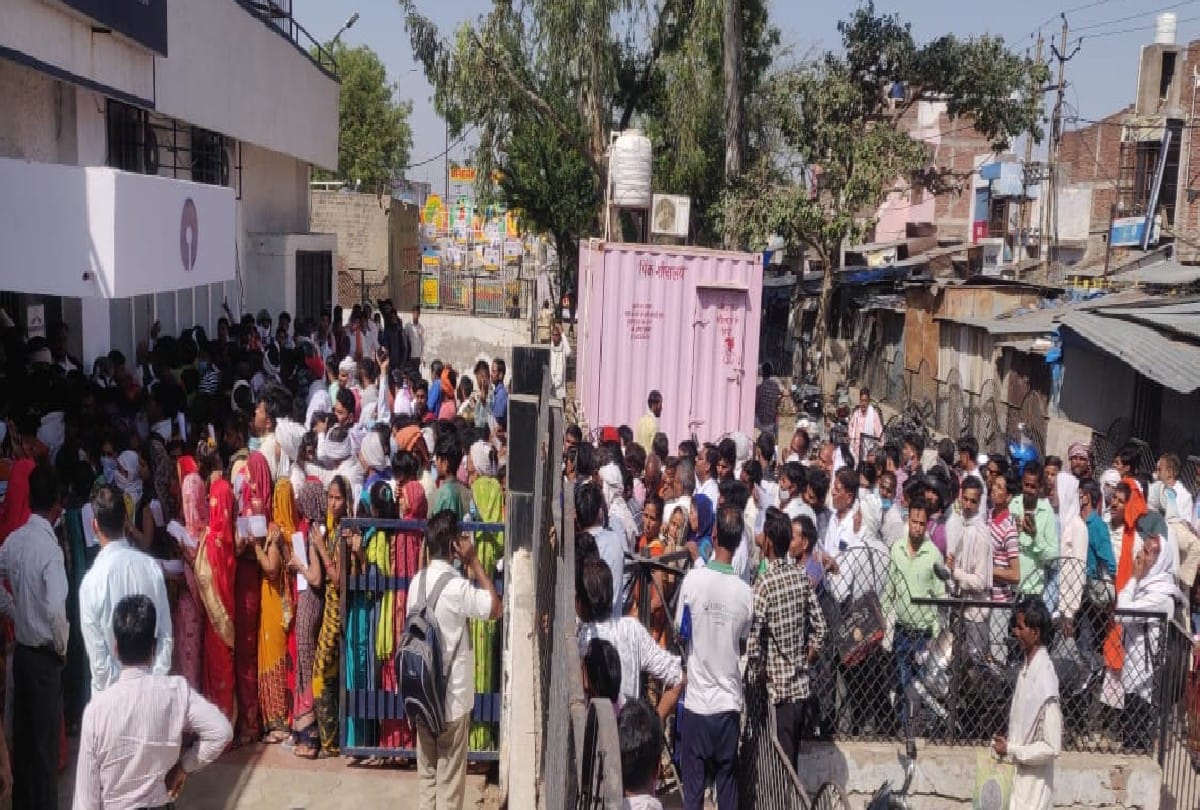 up panchayat chunav 2021: candidates violates guidelines of covid during nomination in agra