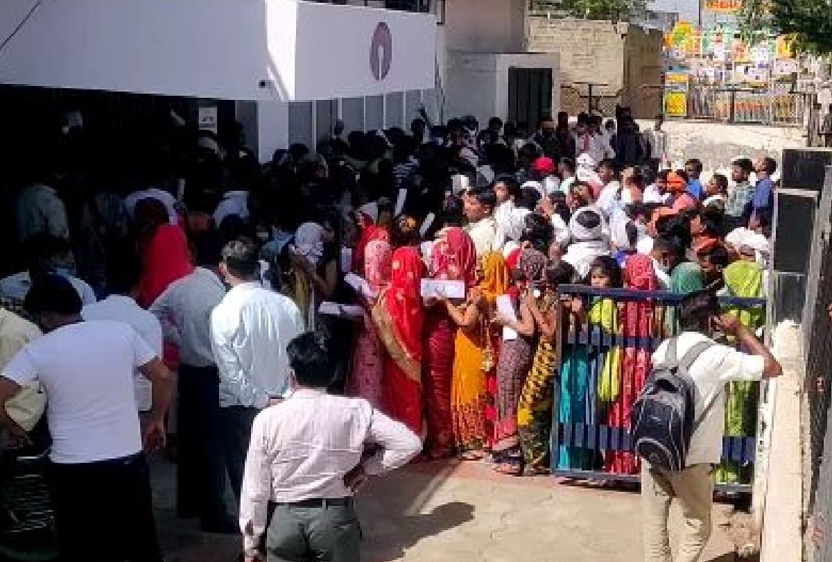 up panchayat chunav 2021: candidates violates guidelines of covid during nomination in agra