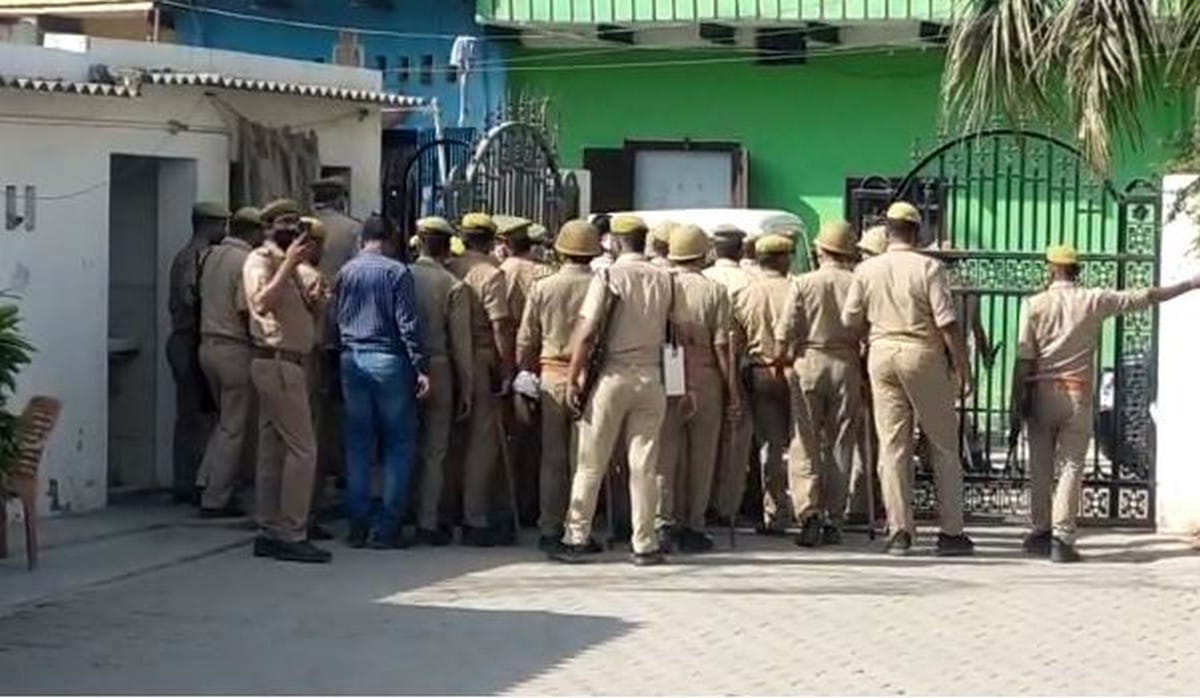lucknow Police raided at house to arrest former mp dhananjay singh in jaunpur