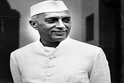 Jawahar Lal Nehru ate the feast sitting on the ground