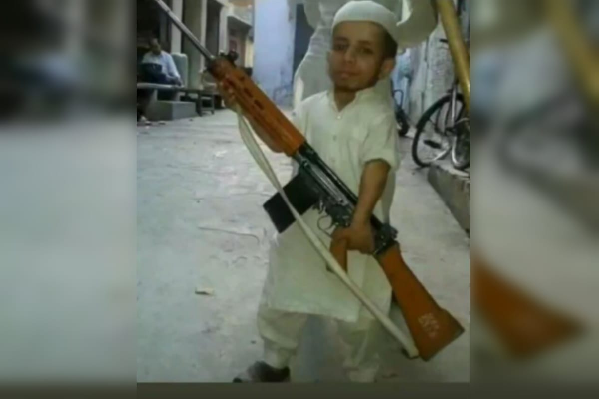 Azim Ansari's photo viral with SLR in Shamli of Uttar Pradesh