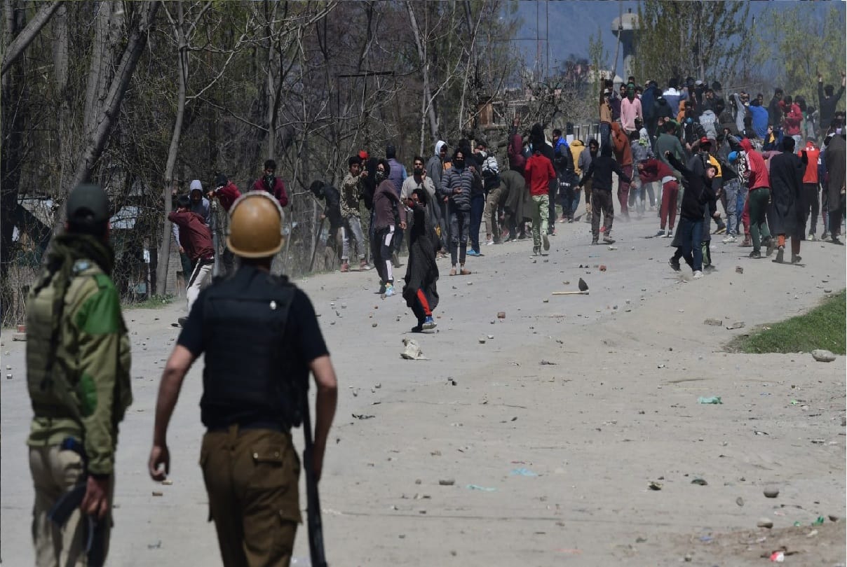 Ten Miscreants arrested in Pampore for creating Law Order disturbances near Kakapora encounter site