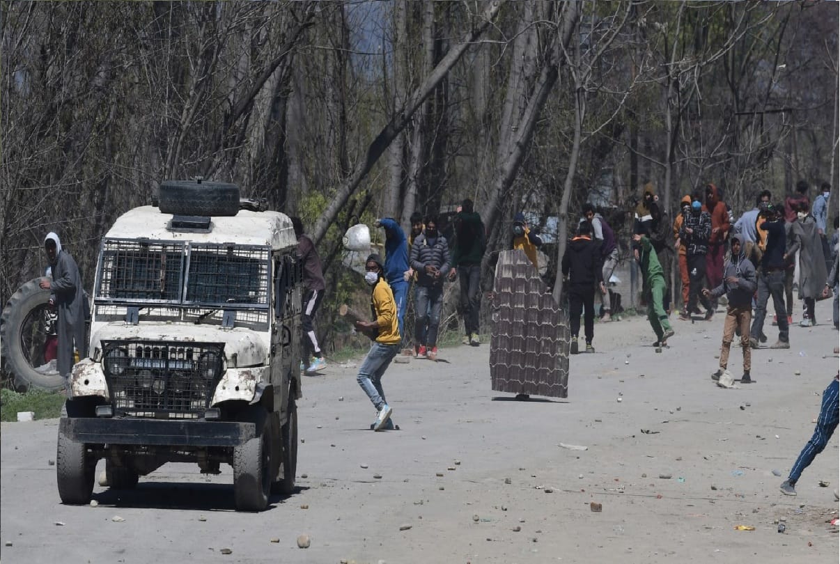 Ten Miscreants arrested in Pampore for creating Law Order disturbances near Kakapora encounter site