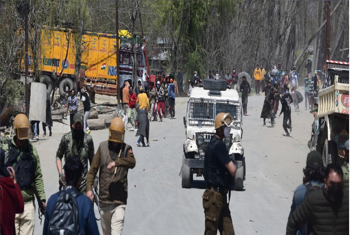 Ten Miscreants arrested in Pampore for creating Law Order disturbances near Kakapora encounter site