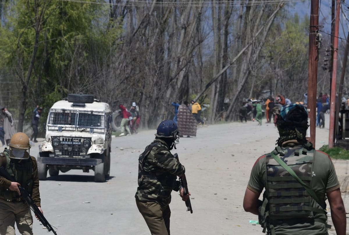 Ten Miscreants arrested in Pampore for creating Law Order disturbances near Kakapora encounter site