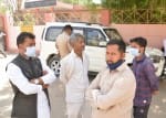 थाना शिकोहाबाद क्षेत्र में युवक की फांसी लगाने से मौत के बाद जिला अस्पताल में मौजूद