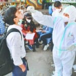 कोरोना वायरस की जांच करता स्वास्थ्यकर्मी
