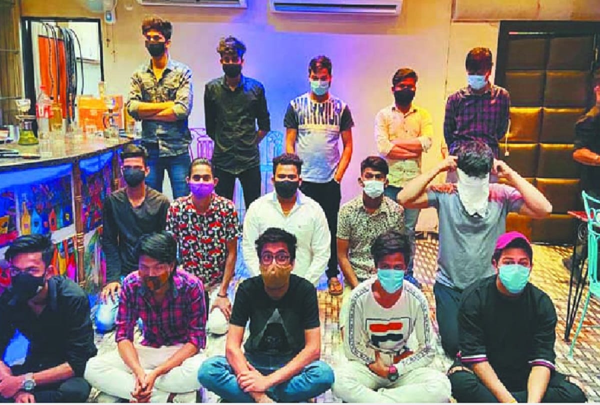 Delhi News : police raid on hookah bar and arrested 20 people including six women
