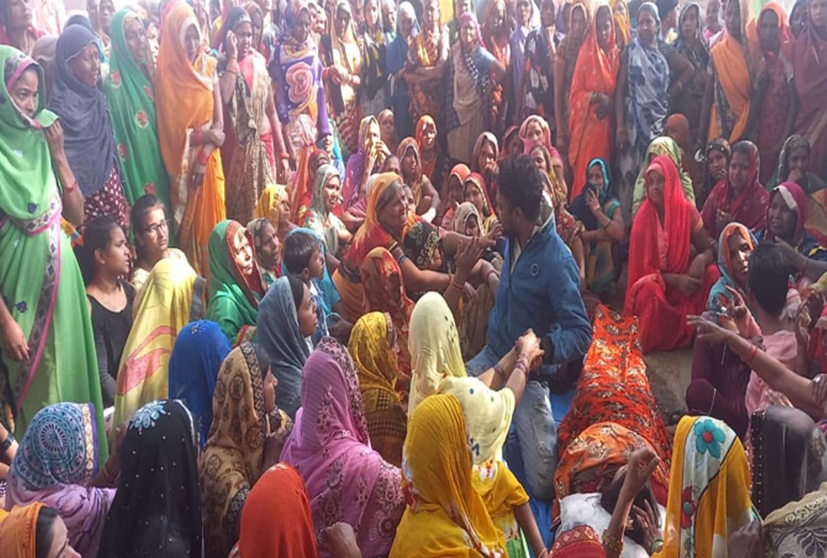 Woman body found hanging in farrukhabad