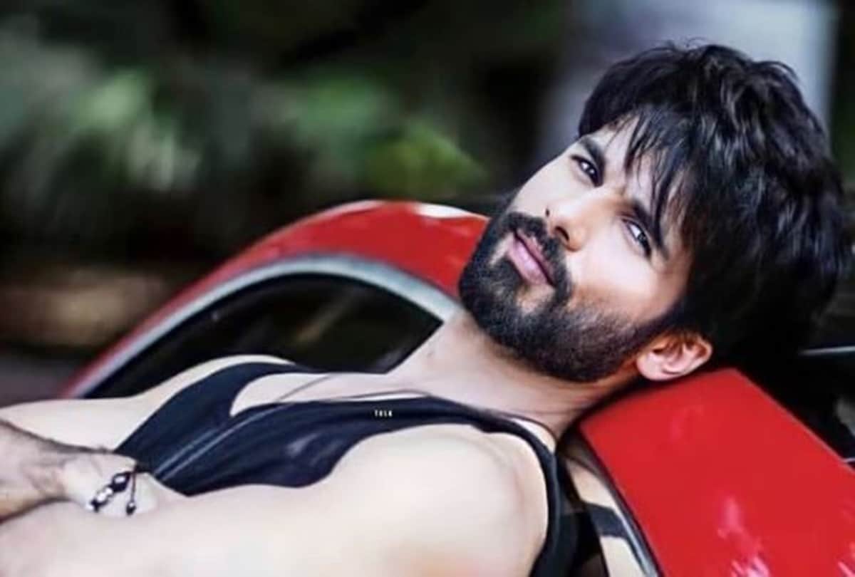 Shahid Kapoor photo posing in swimming pool goes viral on internet