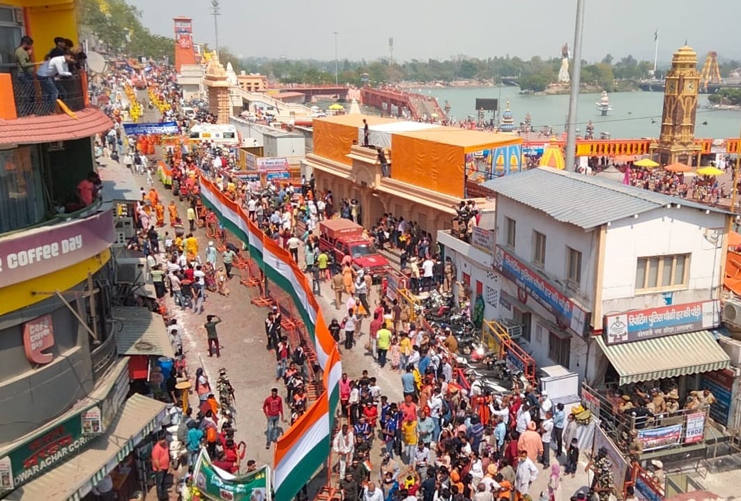 Haridwar Maha Kumbh 2021: Panchayati Akhara Bada Udasin nirvan Peshwai With 108 Feet Long Tricolour Photos