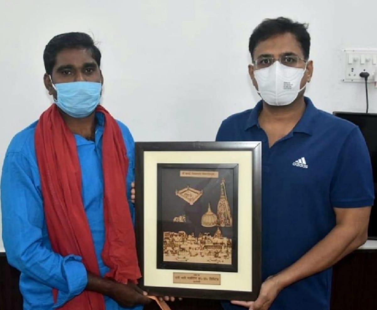 Police commissioner honored auto driver in Varanasi, told real hero