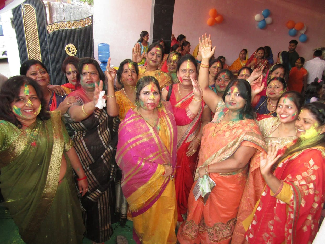 Abir-Gulal blew a lot during Holi meeting