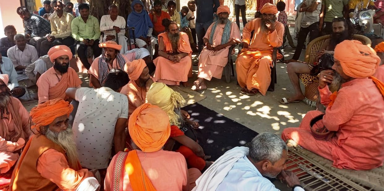 Blocked on the highway for the recovery of the Mahant