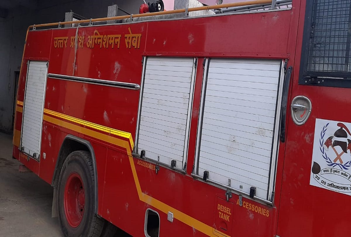 200 bigha wheat crop destroyed due to fire in santakbir nagar fire brigade arrived late villagers stone pelting on them