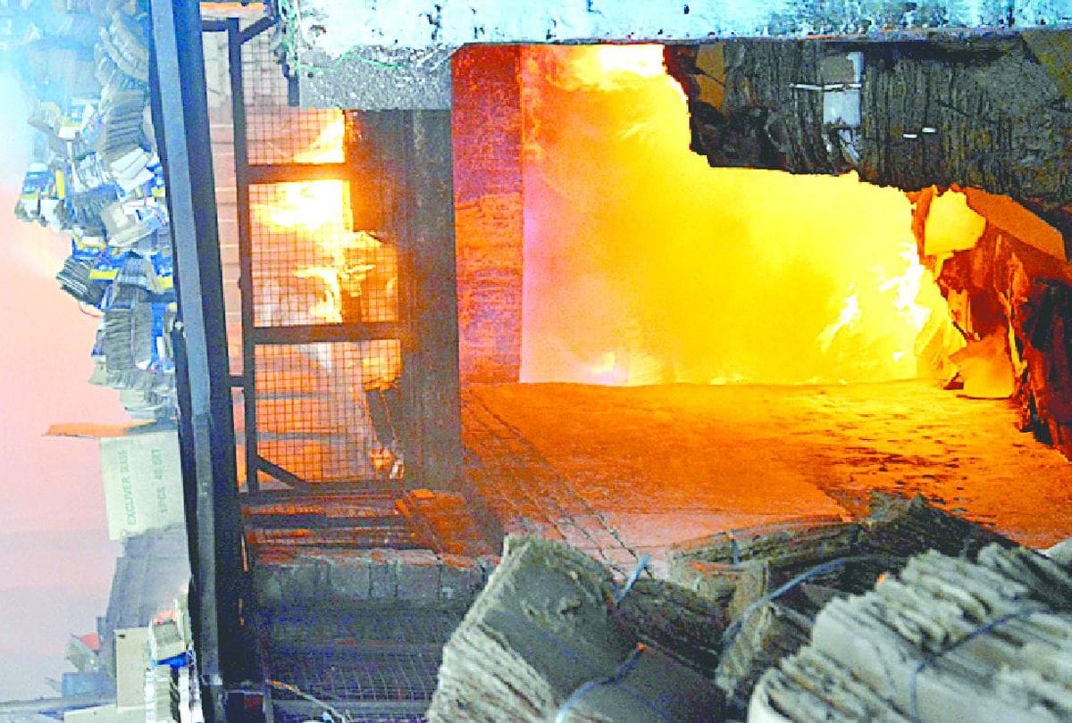 Massive Fire In Glass Factory Firozabad People Panic