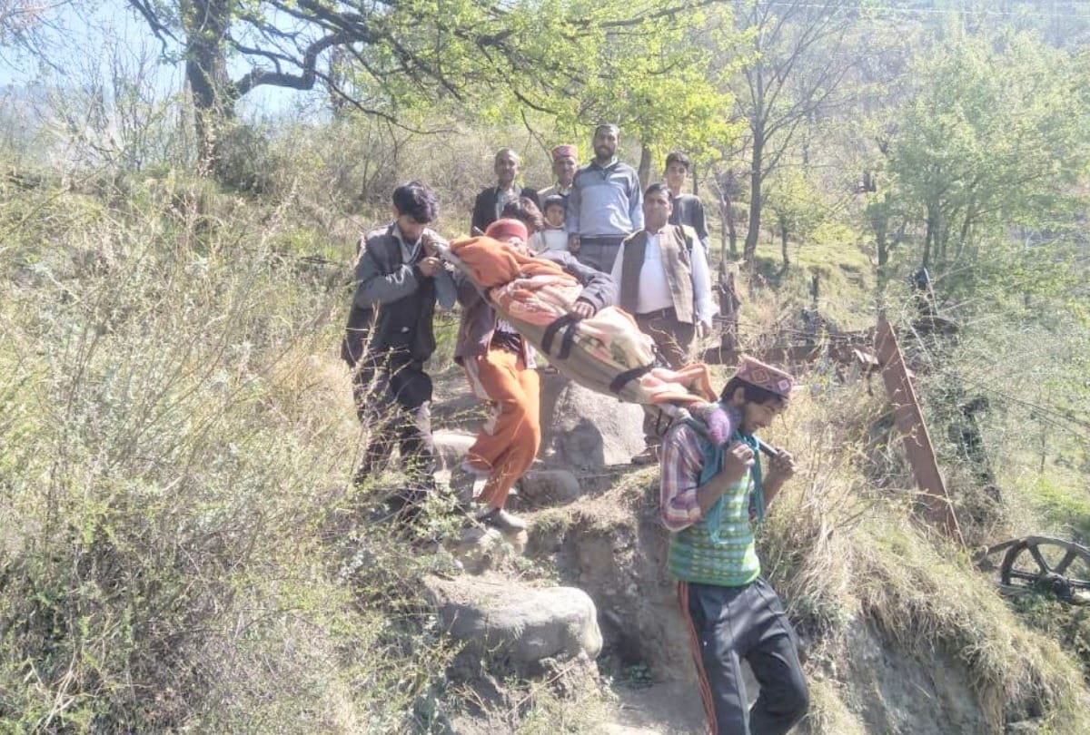 Patient brought  to road  on foot after lifting on chair for seven kilometers