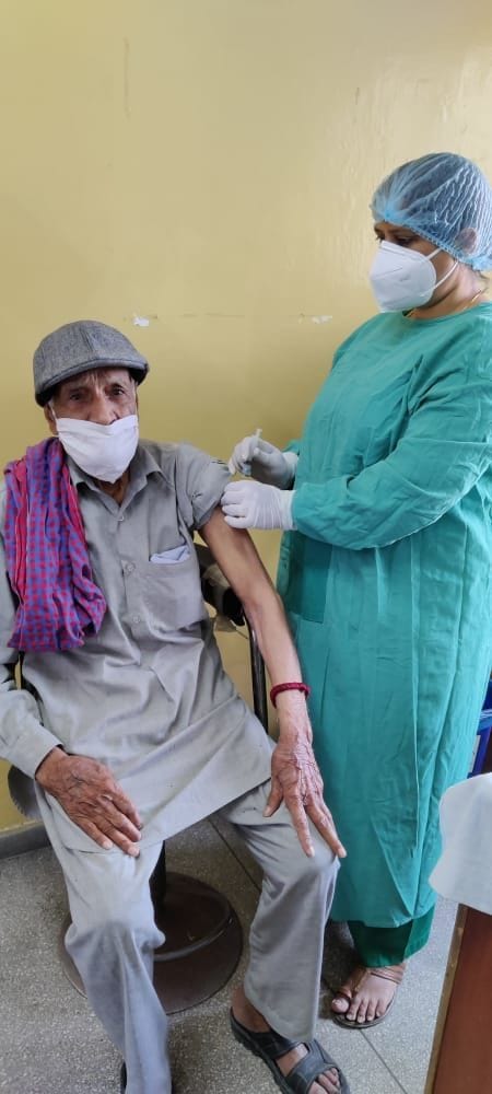 Go Corona : 100-year-old man vaccinated in Chandigarh