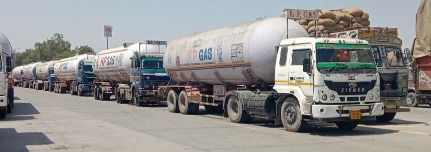 Farmers jam both tolls for 16 hours in protest against lathicharge