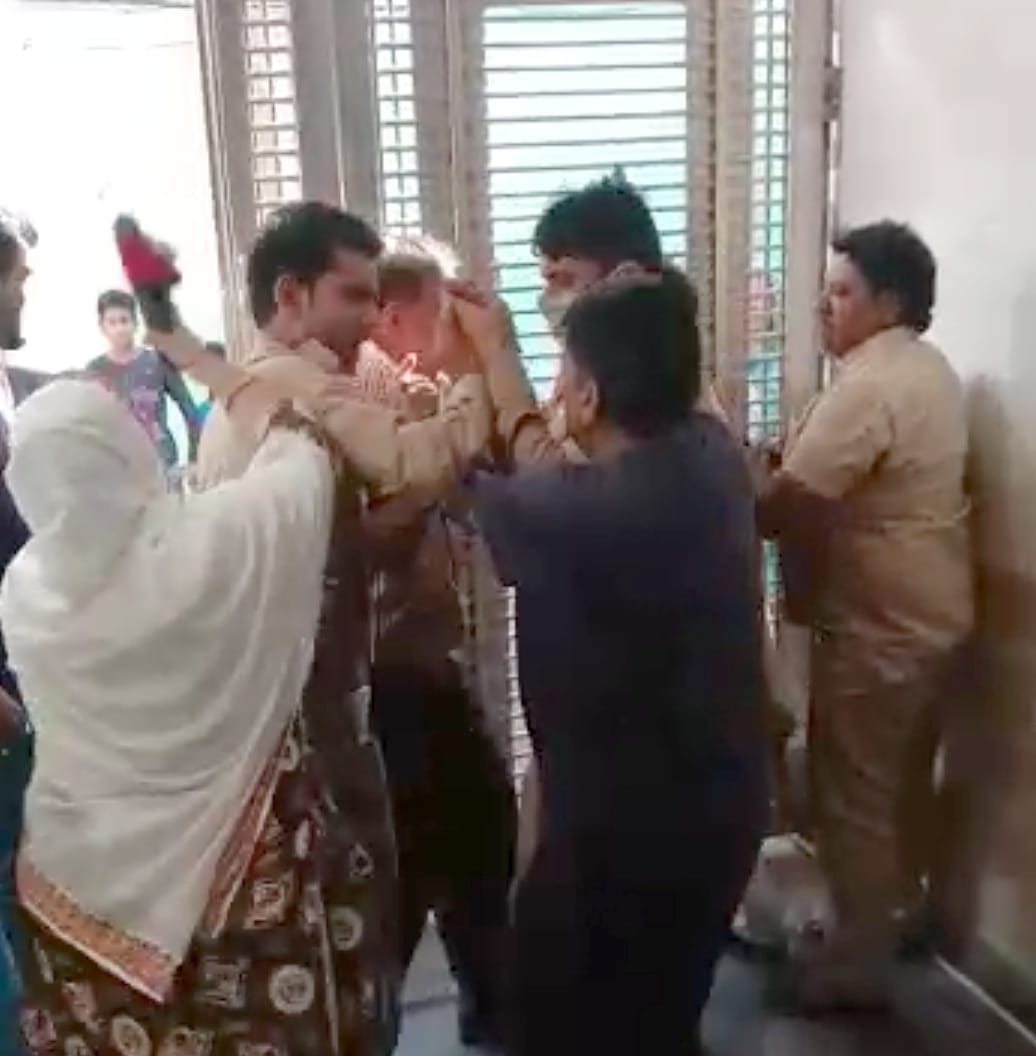 Woman beats the councilor with slippers, video goes viral