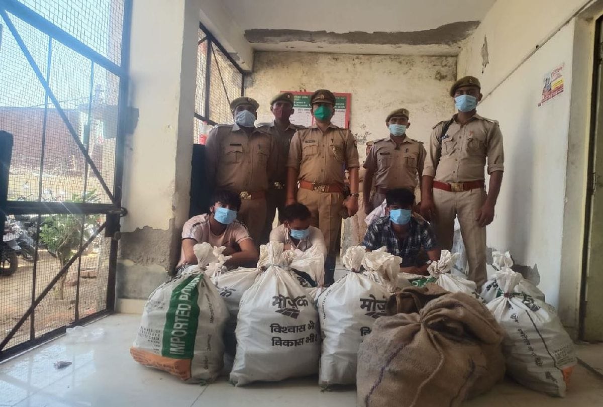 Police arrested four liquor smugglers in agra