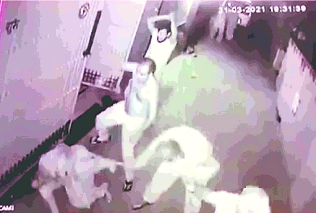 Mother and daughter run away to save their lives in ghaziabad Incident CCTV camera captured see photos