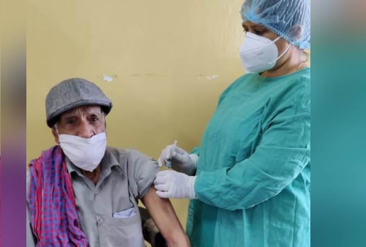 100 year old man gets covid-19 vaccinae shot in Manimajra Hospital of Chandigarh