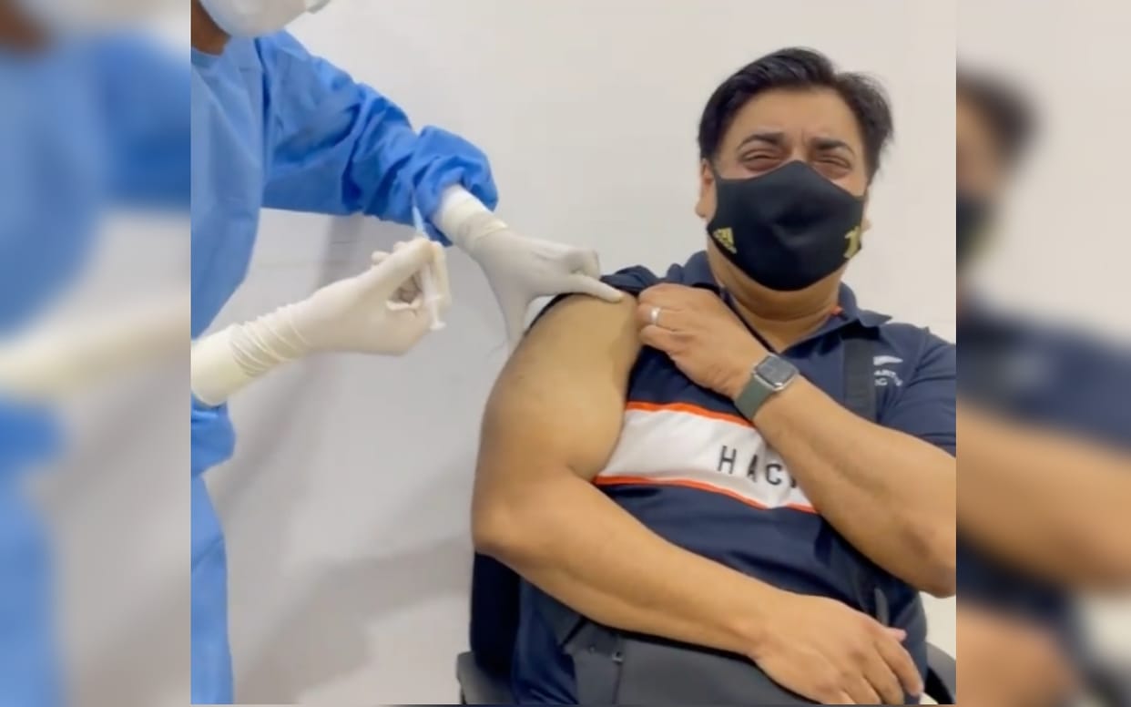 ram kapoor crying video gone viral on instagram while getting corona vaccination