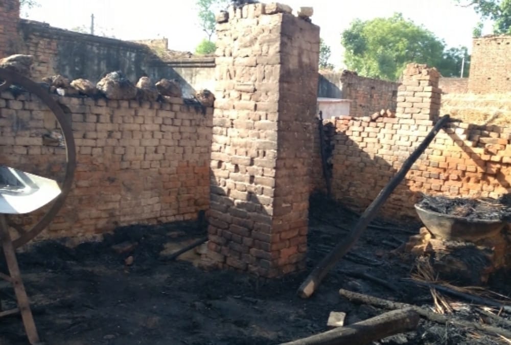 fire in six houses in Sultanpur.