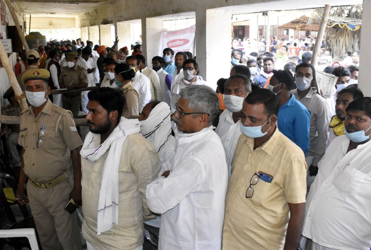 Covid protocol break during Nomination of UP Panchayat Election 2021 in Gorakhpur